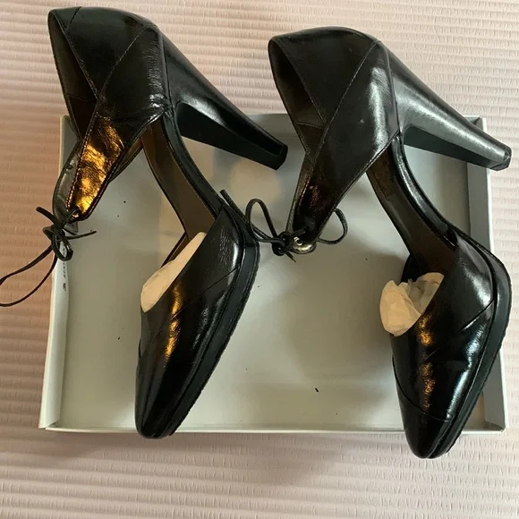 Calvin Klein NWOT stylish black heels. Black leather - Picture 9 of 11